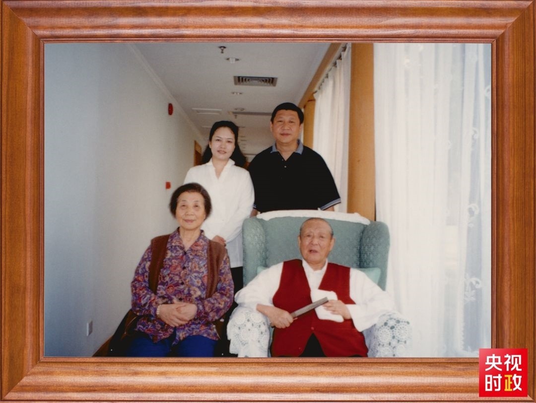△這是習(xí)近平夫婦同父親習(xí)仲勛、母親齊心的合影。這張照片第一次出現(xiàn)在他的書(shū)架上。