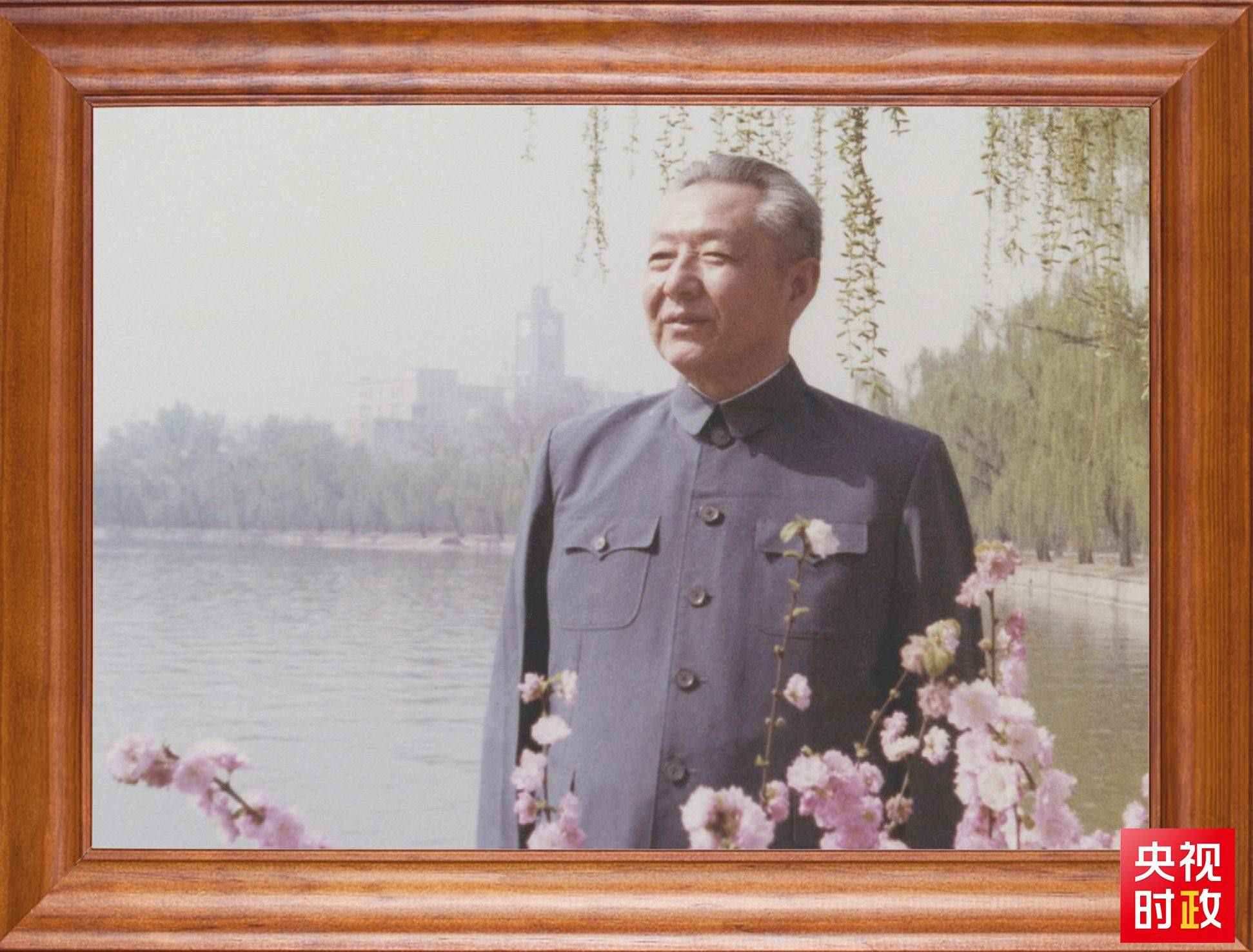 △這是習(xí)近平父親習(xí)仲勛同志的照片。2023年10月15日，是習(xí)仲勛同志誕辰110周年紀(jì)念日。這張照片第一次出現(xiàn)在他的書(shū)架上。