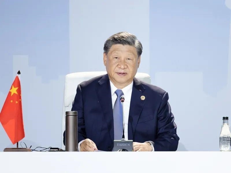 當?shù)貢r間8月24日，習近平主席在南非約翰內(nèi)斯堡出席金磚國家領導人第十五次會晤特別記者會。