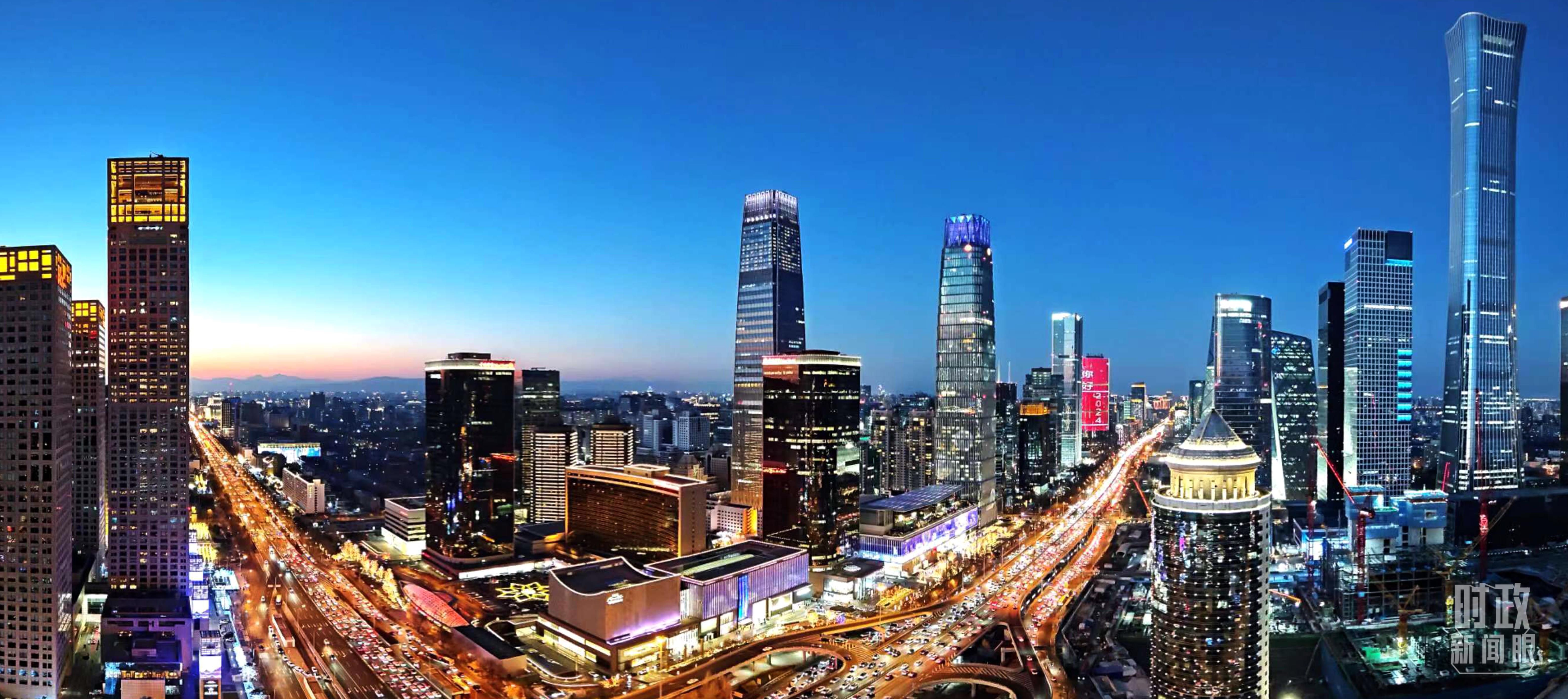 △2023年12月31日，北京CBD商圈。（總臺(tái)央視記者鐘信偉拍攝）