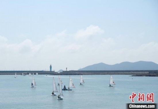 浙江象山，杭州亞運會帆船項目運動員揚帆起航。林波 攝