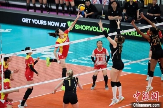 女排世俱杯賽場上，天津渤海銀行女排(紅)對陣巴西海灘女排(黑)。主辦方供圖