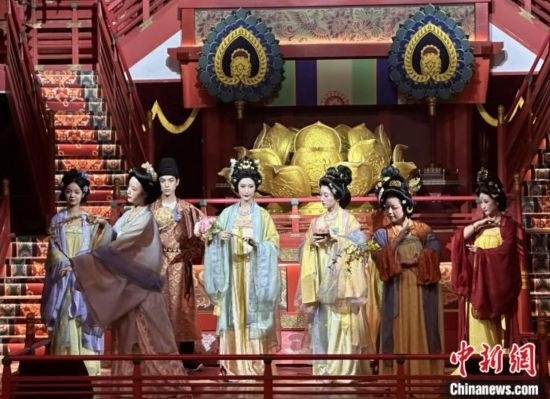 2023年12月31日晚間，在長(zhǎng)安十二時(shí)辰主題街區(qū)進(jìn)行的漢服表演。 中新社記者 張一辰 攝