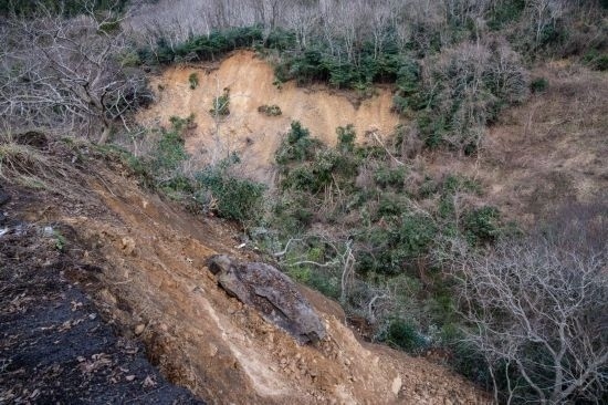  1月2日，在日本石川縣羽咋郡，地震引起山體滑坡。新華社記者張笑宇攝