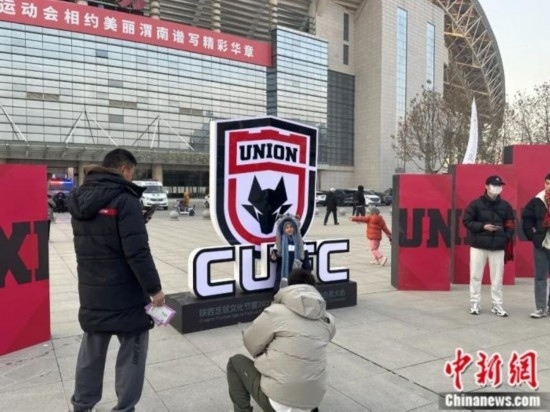 球迷們與隊徽合影。記者 卞立群 攝