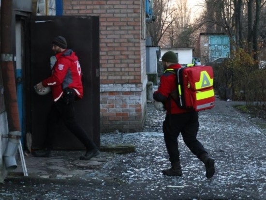  2023年11月25日，烏克蘭紅十字會救援人員在基輔市一棟遭空襲的居民樓實施清理和救助工作。新華社發(fā)（羅曼·佩圖什科夫攝）