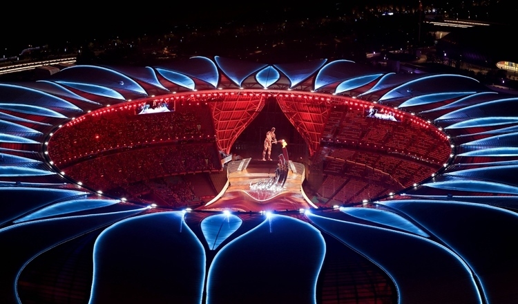 2023年9月23日，最后一棒火炬手汪順和數(shù)字火炬手在杭州亞運(yùn)會(huì)開幕式上點(diǎn)燃主火炬。新華社記者 程婷婷 攝