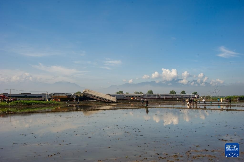 ?這是1月5日在印度尼西亞西爪哇省拍攝的列車相撞事故現(xiàn)場(chǎng)。新華社發(fā)（塞提安賈爾攝）