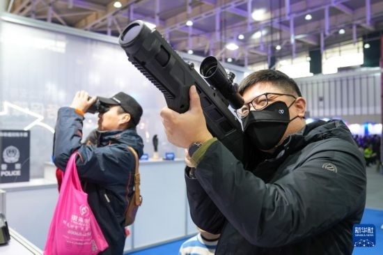 1月6日，觀眾在警營開放周活動現(xiàn)場體驗警用激光炫目槍。