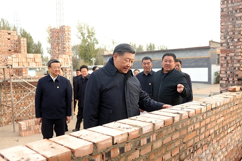 2023年11月10日，習(xí)近平總書記在河北保定涿州市刁窩鎮(zhèn)萬全莊村房屋重建施工現(xiàn)場考察。