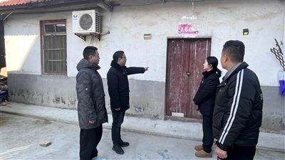  圖②：法官勘察訟爭(zhēng)房產(chǎn)。