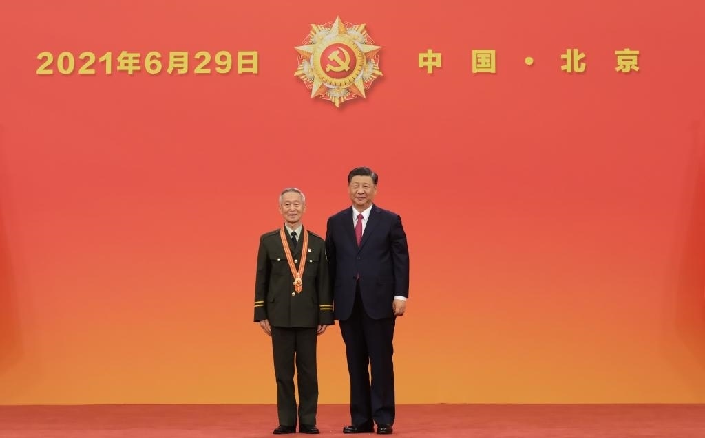 2021年6月29日，習(xí)近平總書記向“七一勛章”獲得者崔道植頒授勛章。新華社記者 李學(xué)仁 攝
