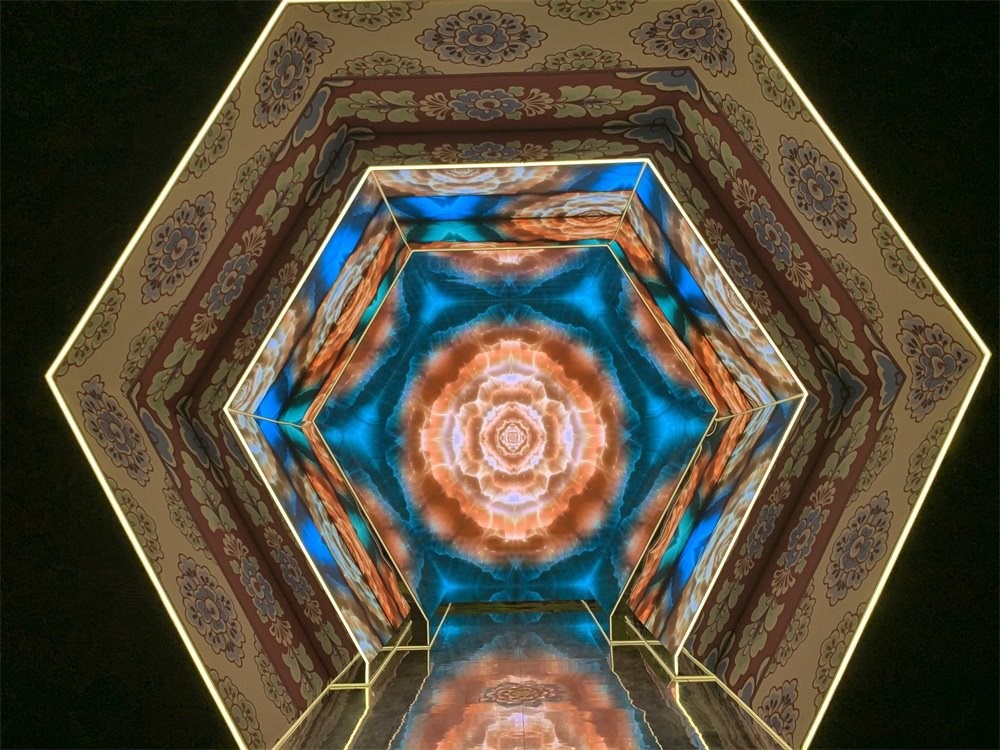 中國(guó)國(guó)家博物館“華彩萬象——石窟藝術(shù)沉浸體驗(yàn)”現(xiàn)場(chǎng)。人民網(wǎng)記者 韋衍行攝