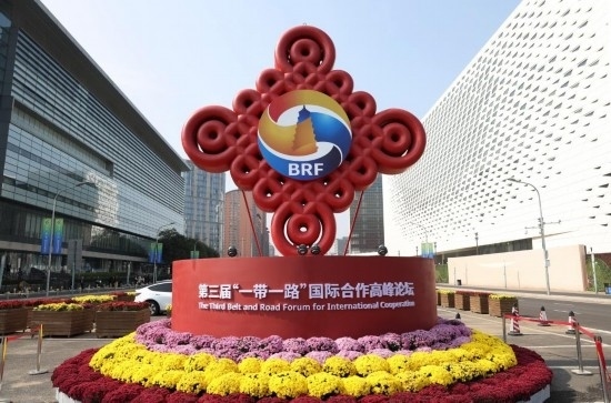 這是2023年10月17日在北京國家會(huì)議中心附近拍攝的“一帶一路”國際合作高峰論壇景觀布置。新華社記者 陳斌 攝