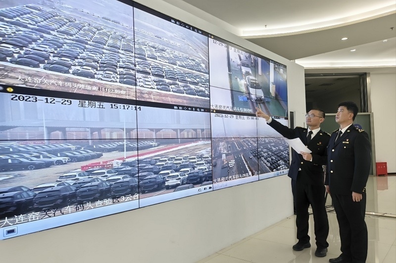 海關(guān)關(guān)員視頻巡查出口汽車場地。李進(jìn)攝