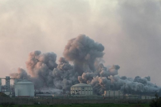  這是1月6日從加沙邊境以色列一側(cè)拍攝的加沙北部遭襲情況。新華社發(fā)（伊蘭·阿薩亞格攝/基尼圖片社）