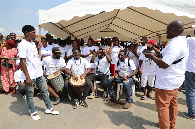 當(dāng)?shù)孛癖姂c祝通車。中建國際中西非公司供圖。