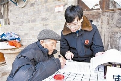  圖③：當(dāng)事人簽署調(diào)解協(xié)議。