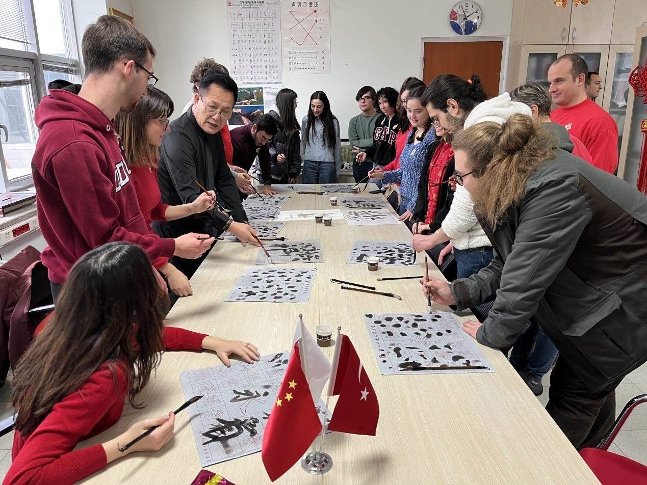 學(xué)生體驗書法。中東技術(shù)大學(xué)孔院供圖