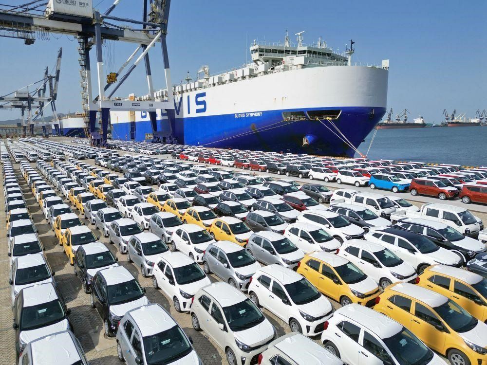 △2023年7月5日，大批出口商品車集結(jié)山東煙臺港準(zhǔn)備通過汽車滾裝船發(fā)運(yùn)。