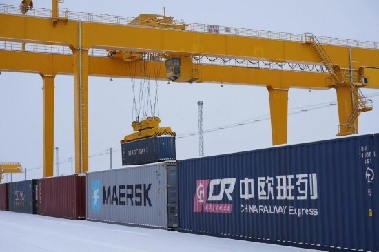 霍爾果斯口岸鐵路換裝場內正在進行集裝箱換裝作業(yè)。（受訪單位供圖）