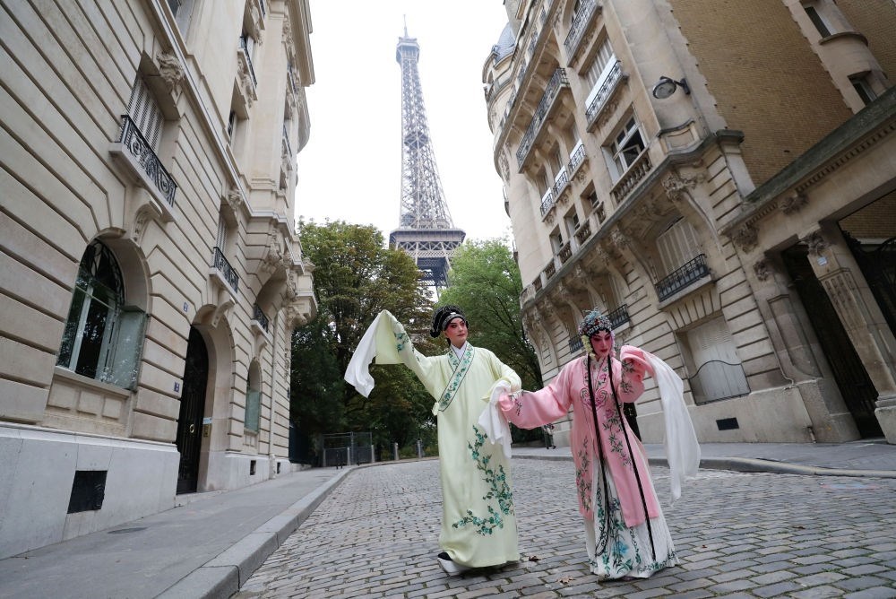 2023年9月13日，江蘇省演藝集團昆劇院院長施夏明（左）和江蘇省演藝集團昆劇院國家一級演員孔愛萍在法國巴黎埃菲爾鐵塔附近參加昆曲快閃。新華社記者 高靜 攝