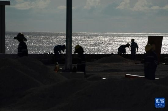1月18日，工作人員在瑙魯艾沃港碼頭升級(jí)改造項(xiàng)目工地工作。新華社記者 王申 攝