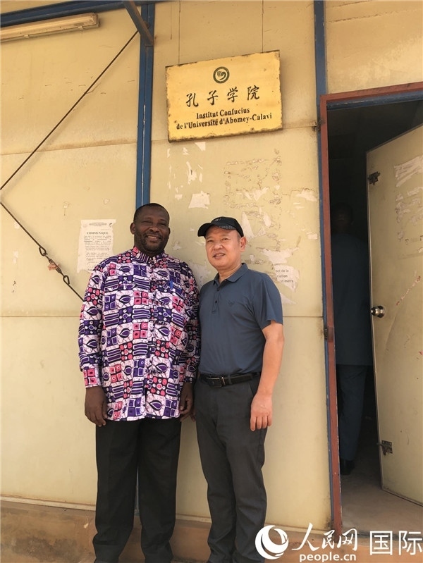 中方院長(zhǎng)趙華修和貝方院長(zhǎng)于連合影。人民網(wǎng)記者 黃培昭攝