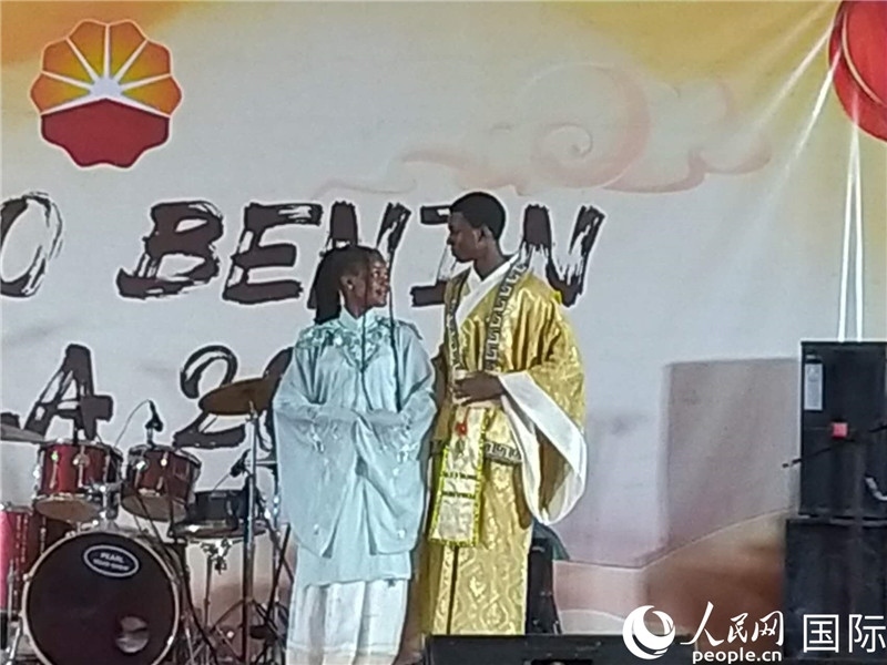 孔子學(xué)院的中國(guó)時(shí)裝秀表演。人民網(wǎng)記者 黃培昭攝