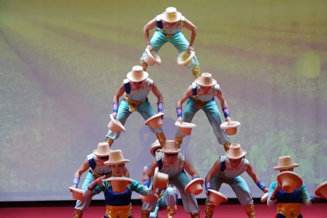 雜技表演“草帽歡歌” 。貝寧中國(guó)文化中心供圖