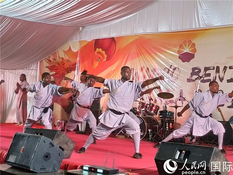 貝寧中國(guó)文化中心武術(shù)隊(duì)在進(jìn)行表演。人民網(wǎng)記者 黃培昭攝