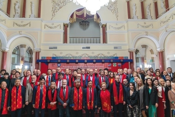 中俄書法美術(shù)作品聯(lián)展與會(huì)來賓共同合影留念。駐俄羅斯使館供圖