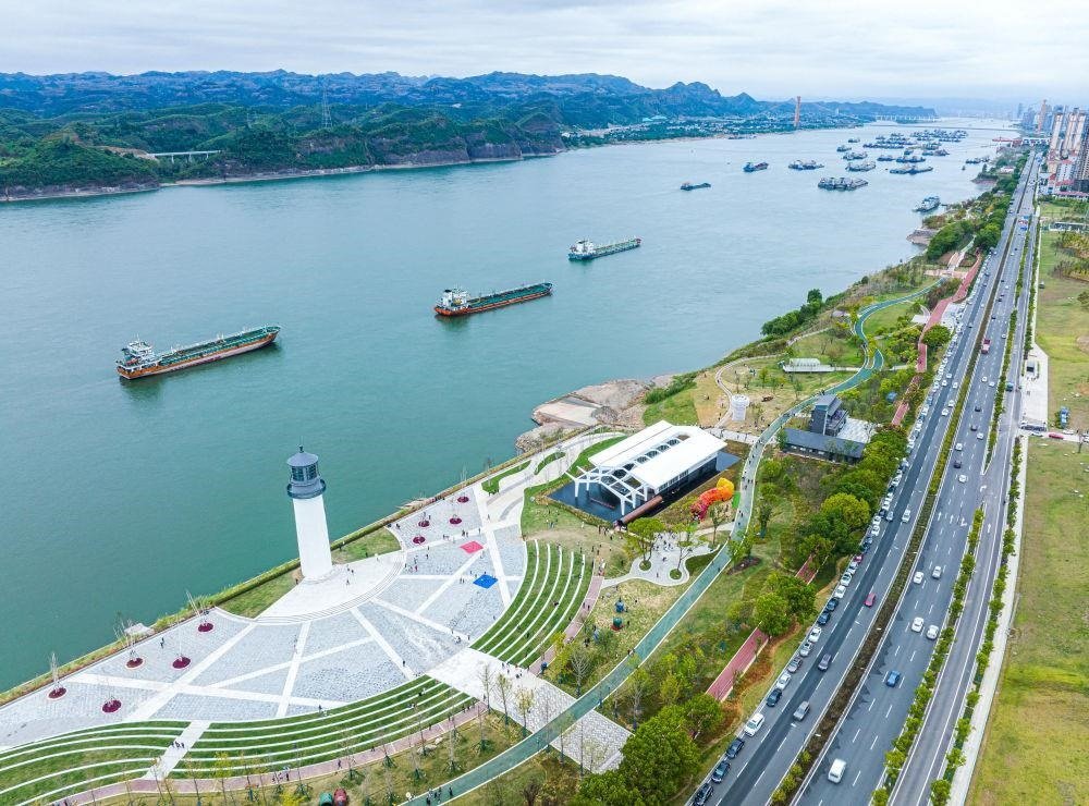 △湖北宜昌市濱江公園燈塔廣場(chǎng)。該廣場(chǎng)是在實(shí)施岸線復(fù)綠等綜合措施后，由老舊碼頭改造而成。