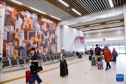 1月24日，在印度尼西亞雅加達(dá)哈利姆站，乘客在候車大廳內(nèi)行走。新華社記者 徐欽 攝