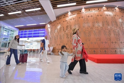 1月24日，在印度尼西亞雅加達(dá)哈利姆站，乘客在候車大廳內(nèi)行走。新華社記者 徐欽 攝