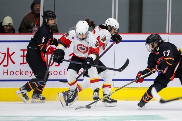 雙方球員爭搶。中國冰球協(xié)會供圖