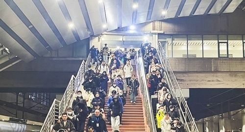 2024年鐵路春運今日啟動，旅客進入站臺準備乘車。人民網(wǎng)記者 喬雪峰攝