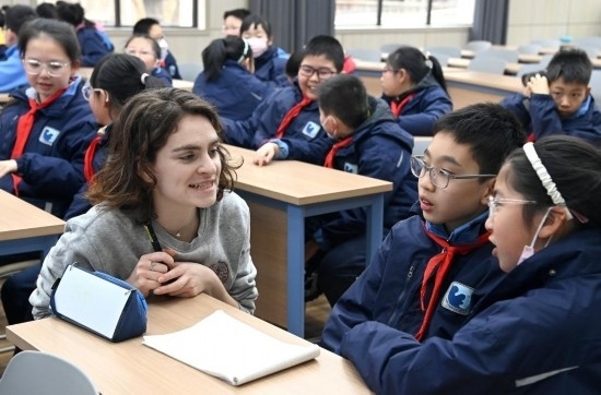  2023年12月18日，在西安新城區(qū)后宰門小學(xué)進(jìn)行的中法校園文化周法語語言沙龍上，西安法語聯(lián)盟的老師與學(xué)生進(jìn)行互動。新華社記者 劉瀟 攝