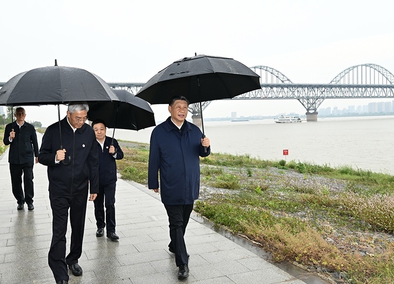 2023年10月10日，習近平總書記在江西省九江市長江國家文化公園九江城區(qū)段考察時，冒雨沿江堤步行察看沿岸風貌。