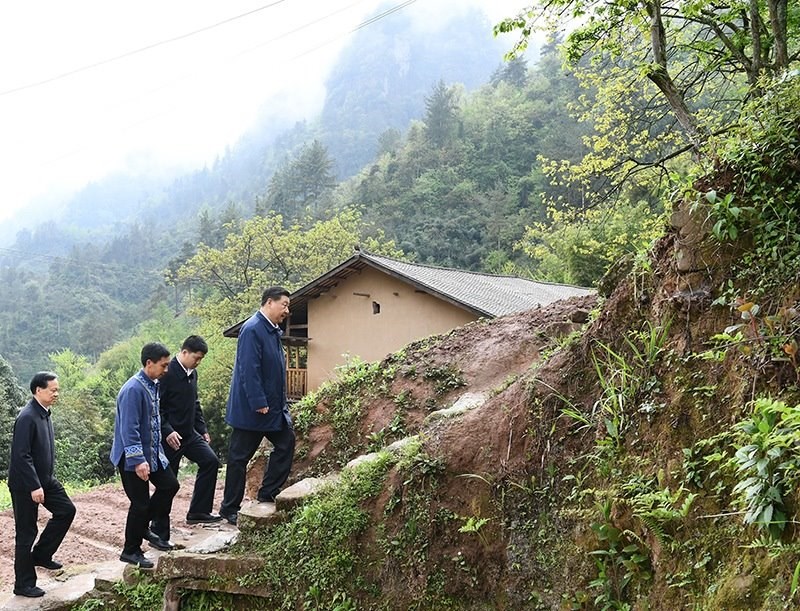 2019年4月15日，在重慶石柱土家族自治縣中益鄉(xiāng)華溪村，習近平總書記踏著濕滑的石階登上陡坡，前往貧困戶譚登周家看望。