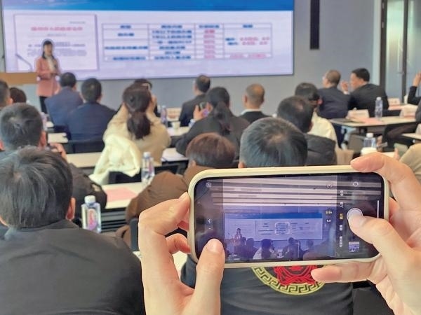 1月2日，“百團(tuán)千企出海拓市場(chǎng)增訂單”行動(dòng)啟動(dòng)。蔣文廣 攝