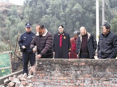  圖③：庭審結(jié)束后，在法官的見證下，陳某在院壩邊重新開鑿一條通道。