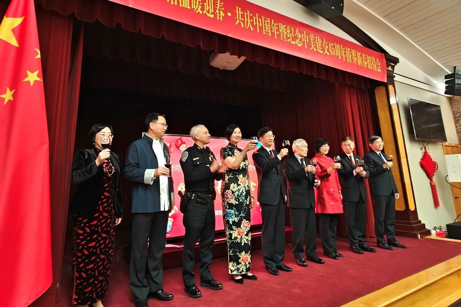 僑胞代表與駐舊金山總領(lǐng)館官員合影。主辦方供圖