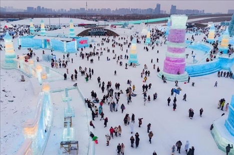 游客在哈爾濱冰雪大世界園區(qū)內(nèi)游玩（無(wú)人機(jī)照片，2024年1月4日攝）。新華社記者 謝劍飛 攝