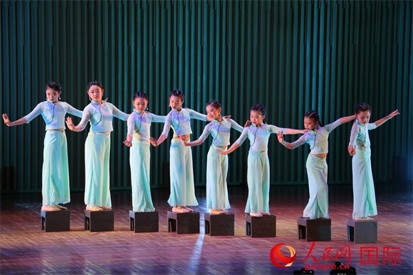 古典舞《碇步橋》。人民網(wǎng) 許可攝