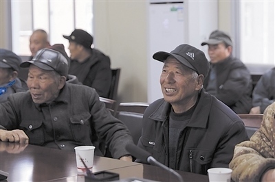  圖③：農(nóng)民工臉上洋溢著笑容。