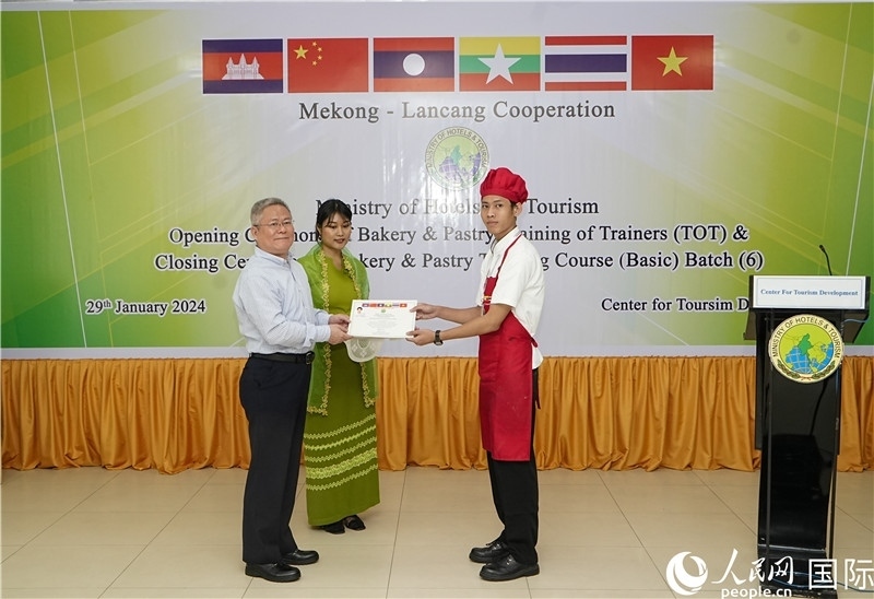 潘峰參贊向學員頒發(fā)證書。人民網記者 謝佳君攝