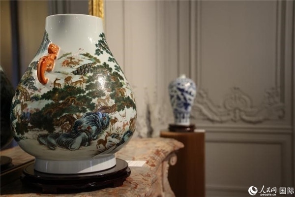 嘉賓和公眾參觀“絲路瓷行”——中國景德鎮(zhèn)陶瓷文化特展。人民網(wǎng)記者 尚凱元攝