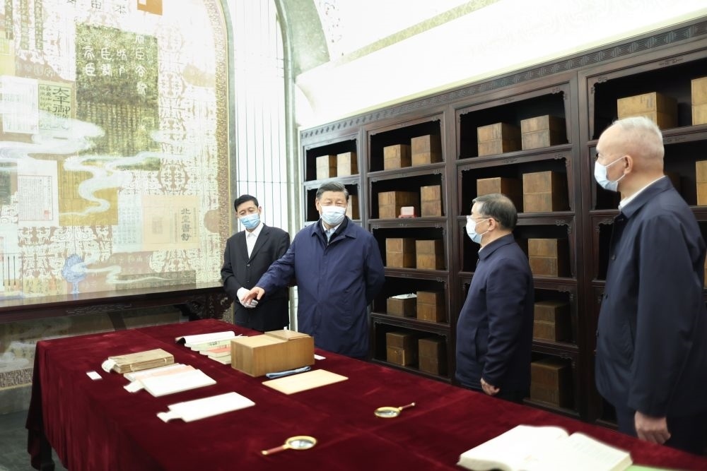 2023年6月1日下午，習(xí)近平在位于北京的中國國家版本館考察時，在蘭臺洞庫了解館藏精品版本保存情況。新華社記者 鞠鵬 攝