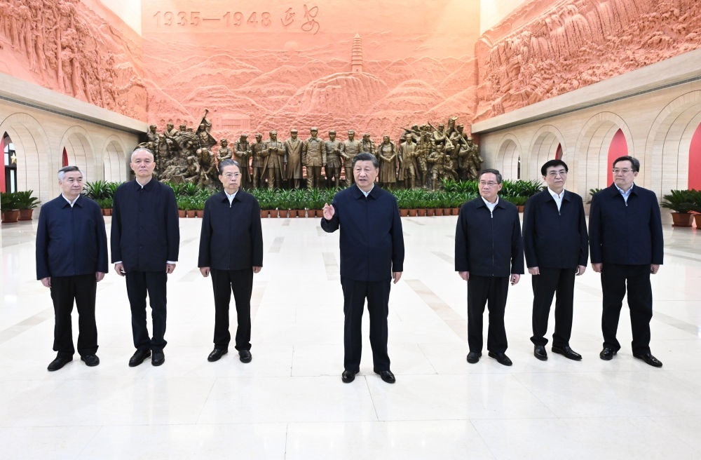 2022年10月27日，習(xí)近平在延安革命紀(jì)念館參觀《偉大歷程——中共中央在延安十三年歷史陳列》結(jié)束時發(fā)表重要講話。新華社記者 燕雁 攝